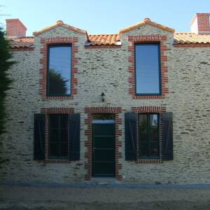 Surélévation d'une maison en pierre, Pornic (44) - Façade arrière, jardin
