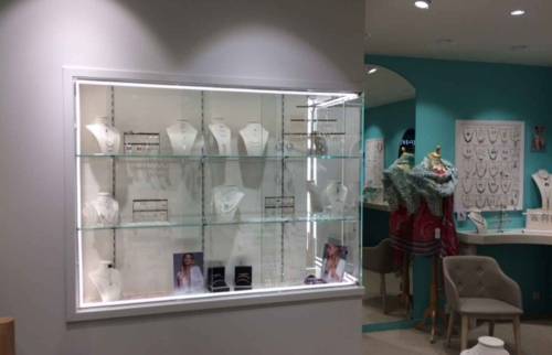 Installation de vitrine dans un commerce à Deauville