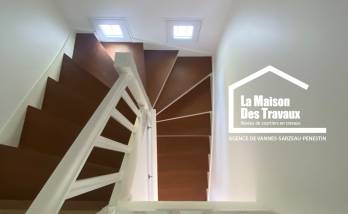 Escalier en bois rénové avec garde-corps blanc dans le cadre d’une rénovation globale à Damgan