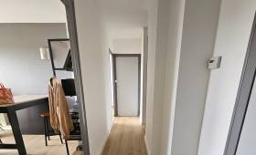 Couloir rénové en vinyle coloris chêne clair