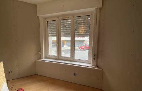 Après les rails et l'isolant, mise en place du BA13 avant calicots et enduits pour une mise en peinture 