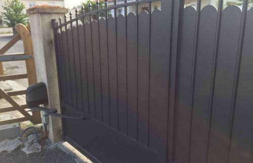 Pose d'un portail en aluminium à Vertou (44)