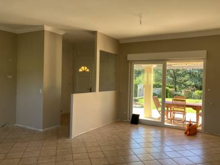 Verrière contemporaine pour créer un sas d'entrée, maison située à Curis au Mont D'or (69250)