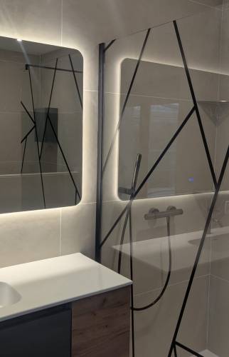 Salle de bain modernisée et contemporaine