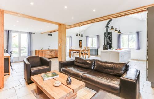 séjour canapé cuir avec table basse en bois massif
