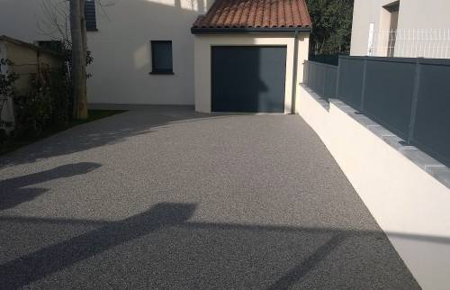 Allée en granulats de pierres naturelles moquette de pierre jusqu'au garage en pente - Meau - 77100 -