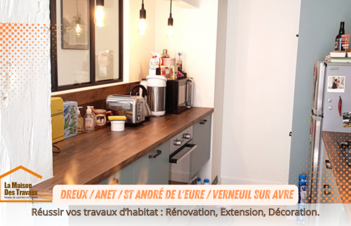 Espace cuisine lumineux et fonctionnel, avec des luminaires suspendus modernes et des finitions impeccables, reflétant un style contemporain à Dreux.