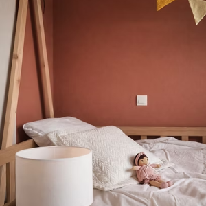 Lit enfant bois et terracotta espace de repos et confort