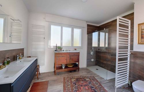 Salle de bain dans une maison située dans dans les monts d'or, Grand Lyon