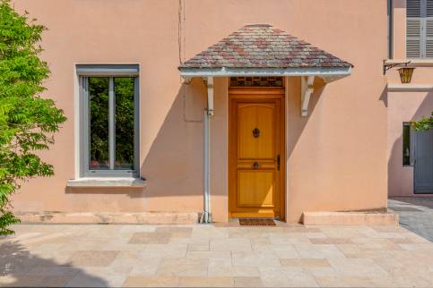 Aménagement d'une terrasse en pierre et d'une cour en pavés, maison à Lissieu (69380)