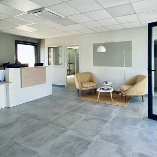 Travaux de décoration intérieure locaux professionnel - espace d'attente - Vendée 85