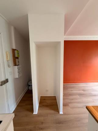Niche de rangement créée dans l’entrée, rénovation studio Paris 19