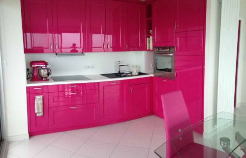Cuisine fuchsia toute équipée et fonctionnelle