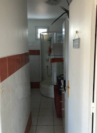 Avant travaux : Un long couloir menait jusqu'à la cabine de douche