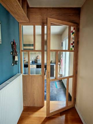 Verrière en bois séparative réalisée sur mesure avec design graphique, maison de ville à Ecully (69130)