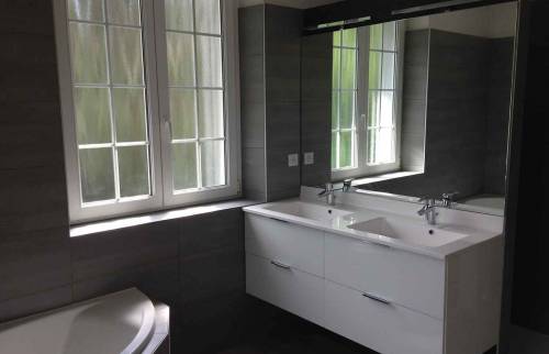 Meuble double vasque et baignoire d'angle à Altkirch