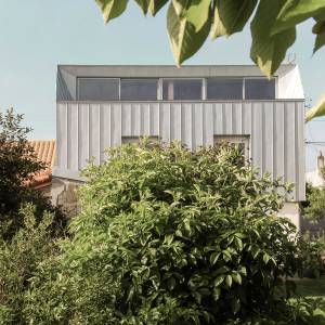 Maison à La Roche-sur-Yon surélevée avec bardage zinc Azengar – Atelier Ose Architecture