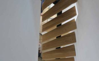 Installation d'un escalier en bois avec marches en chêne et limon central - Pornic 44210