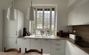 Un plan de travail en imitation chêne foncé : chaleur et authenticité