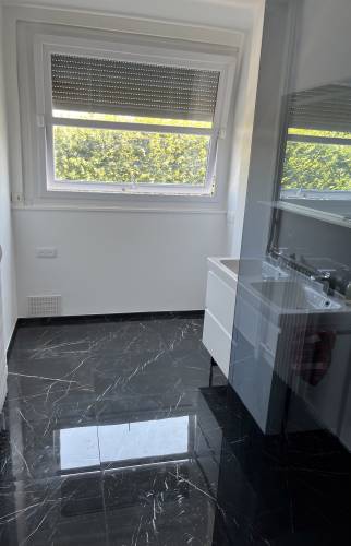 Salle d'eau effet marbre en grès cérame meuble avec lavabo deux vasques avec changement fenêtre oscillo battante en alu teinté blanc - Marines - 95640 - 