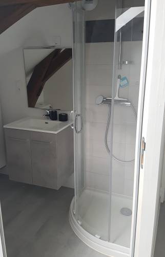 Après travaux : création de la salle d'eau avec cabine de douch et meuble