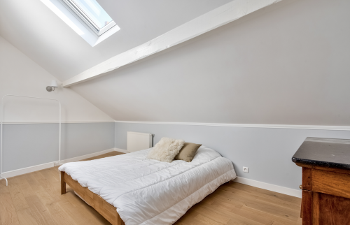 Une magnifique chambre d'amis avec parquet massif sous les combles pour accueillir ses proches