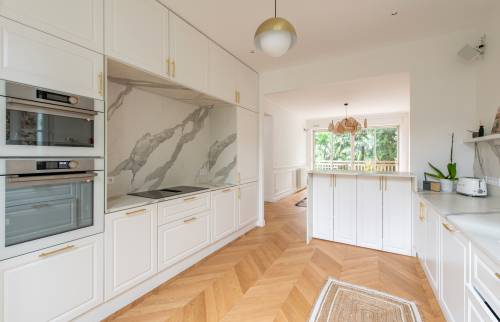 Plan de travail et crédence en marbre dans une cuisine moderne