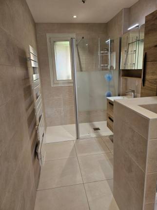 Rénovation de salle de bain avec carrelage au sol et faïence murale - Mauguio 34130