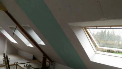 Ajustement des plaques de plâtre, réalisation des entourages de fenêtres de toit . Plaque de plâtre hydrofuge pour le futur WC