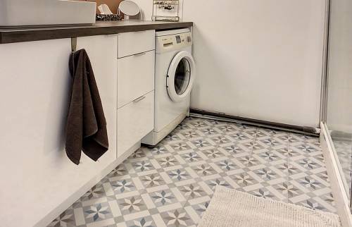 Salle de bain avec carreaux de ciment