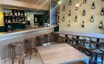 Intérieur du bar avec un espace accueillant, Guerche-de-Bretagne