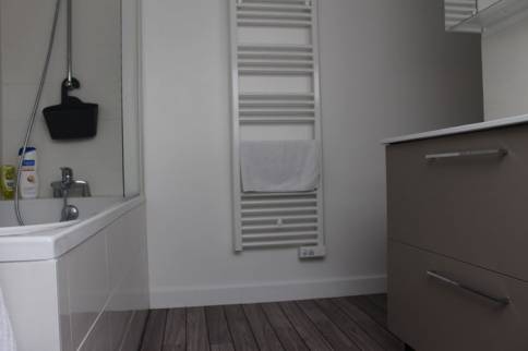 Salle de bain sous les combles à Morainvilliers