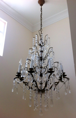 Suspension à pampilles dans la cage d'escalier