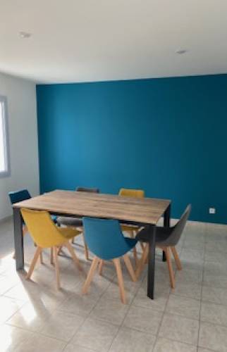 Accord parfait entre bleu audacieux et blanc mate