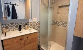 Rénovation salle de bain Paris 18, vue d'ensemble meuble vasque et cabine de douche