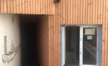 Pose d'un bardage à faux clairevoie sur extension de maison - Nantes 44