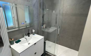 salle de bain avec avec nouveau carrelage, nouveau meuble et nouvelle douche