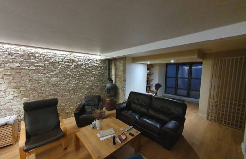 Maison aux coloris sobres et chaleureux 