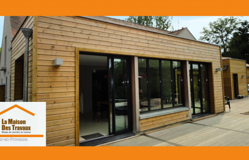 Maison agrandie près d’Aix-en-Provence : façade bois et larges baies vitrées pour plus de lumière.