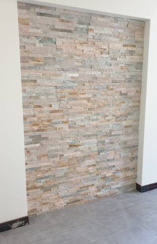 Entrée rénovée mur intérieur avec les pierres de parement