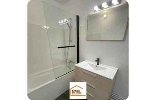 meuble vasque et paroi de douche