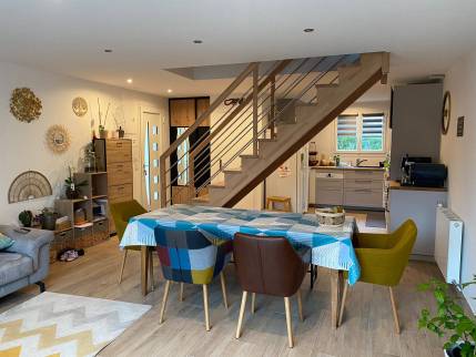 Cuisine ouverte sur le séjour dans une maison rénovée - Combs-la-Ville 77380