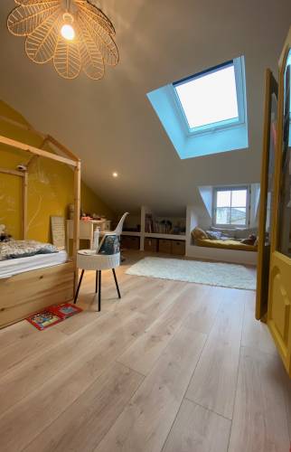 Chambre sous combles avec espace rangement