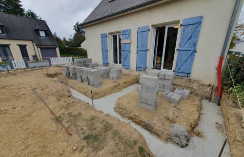 Préparation des fondations pour l'installation de véranda : préparation du sol pour l'extension maison (Vue 1)