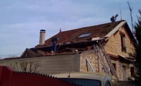 Rénovation de la toiture vieillissante d’une maison en pierre à Celle-Lévescault