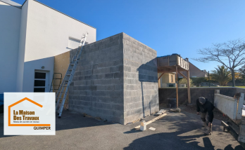 👉 Extension de maison à Plonéis : maçonnerie, charpente et ITE terminées. Le chantier avance avec l’étanchéité de la toiture en cours.