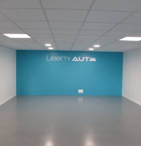 Rénovation d’un local professionnel aux couleurs d’une enseigne automobile dans l’Aube après