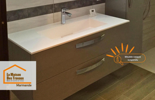 Un meuble vasque suspendu au design épuré, alliant praticité et modernité pour une salle de bain lumineuse et facile à entretenir à Marmande.