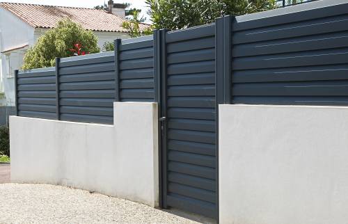 Installer une clôture en PVC à proximité de Deauville