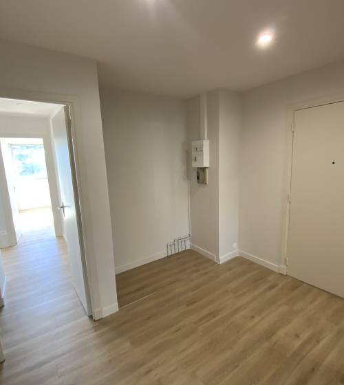 Entrée de l'appartement rénovée avec nouveau panneau électrique à Alès